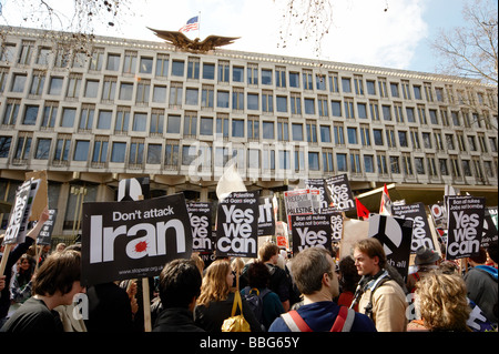 Anti-guerra pace manifestanti fuori di noi ambasciata americana a Londra REGNO UNITO Foto Stock