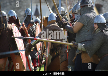 Re emanazione di una battaglia medievale al castello di Ogrodzieniec, Polonia. Foto Stock