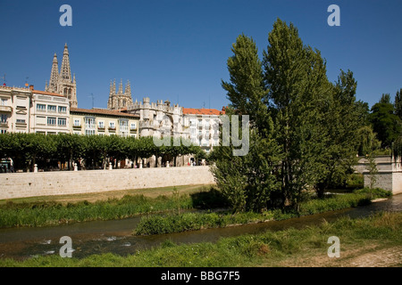 Fiume Arlanza Arco di Santa Maria e Cattedrale di Burgos Castilla Leon Spagna Foto Stock