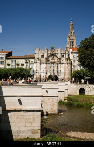 Fiume Arlanza Arco di Santa Maria e Cattedrale di Burgos Castilla Leon Spagna Foto Stock