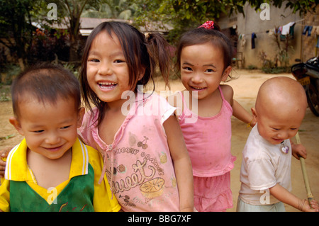 Ragazze laotiane nel loro ethni villaggi delle minoranze nelle vicinanze Vang Vieng, Laos Foto Stock