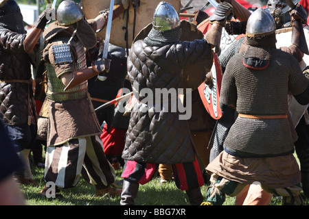 Re emanazione di una battaglia medievale al castello di Ogrodzieniec, Polonia. Foto Stock