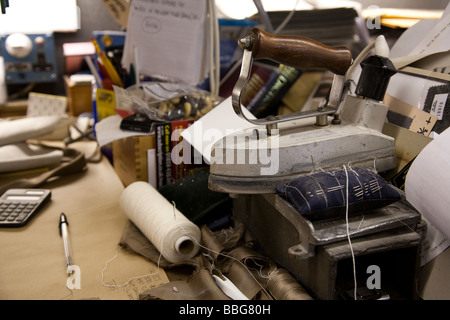 Indietro camera workshop del celebrato mens sarti Doug Hayward, Mayfair istituzione dal 1968 assortita con i client di celebrità Foto Stock