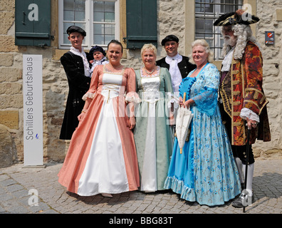 La vita in epoca barocca del XVIII secolo, un gruppo di persone che indossano costumi di fronte a Schiller casa natale, Schiller Jahrhunder Foto Stock