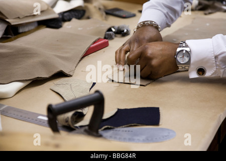 Indietro camera workshop del celebrato mens sarti Doug Hayward, Mayfair istituzione dal 1968 assortita con i client di celebrità Foto Stock