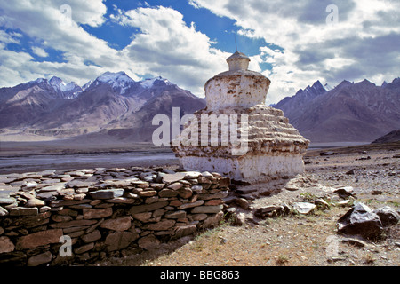 Situato lungo le strade di India del Nord sono chorten che trattengono le ceneri dei defunti i monaci buddisti in Zanskar Valley. Foto Stock