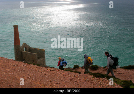 Walkers sul sentiero costiero a Wheal Coates motore, casa vicina Cappella Porth cove, Sant Agnese, Cornwall, Inghilterra, Regno Unito. Foto Stock