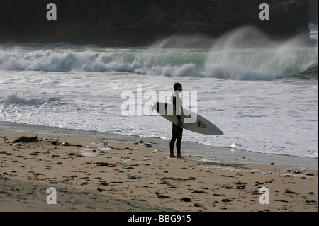 Surfer a Portreath Beach, Cornwall, England, Regno Unito Foto Stock