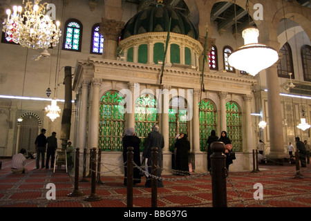 Le donne pregare dal santuario di Giovanni il Battista all'interno della moschea degli omayyä di Damasco Foto Stock