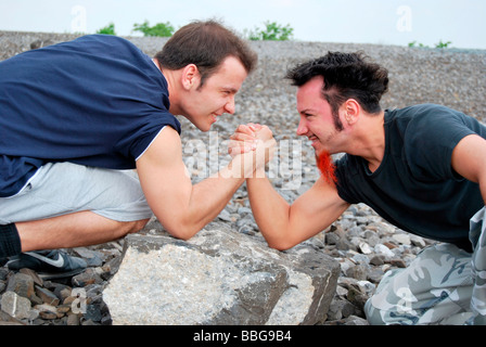 Prova di forza, due giovani uomini di wrestling del braccio Foto Stock