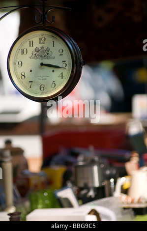 Un orologio in vendita su un mercato delle pulci nei Paesi Bassi Foto Stock