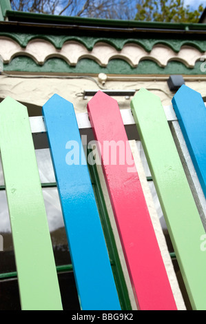 Un colorato giardino recinto al di fuori di una casa in Cornovaglia, England, Regno Unito Foto Stock