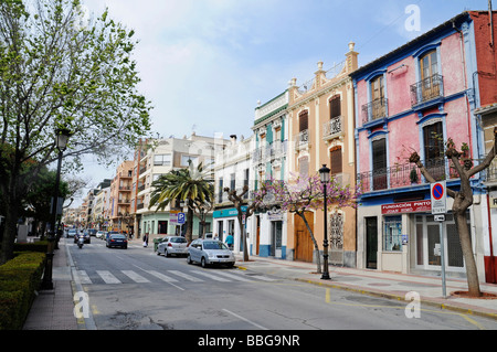 Facciate colorate, Main Street, Benicasim, Benicassim, Castellon, Valencia, Spagna, Europa Foto Stock