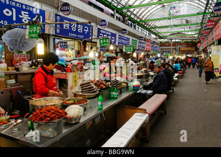 Cibo coreano, piccolo ristorante, il cibo in stallo in un mercato a Seul, Corea del Sud, Asia Foto Stock