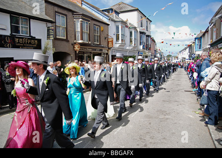 Ballerini nelle strade di helston,cornwall,uk annuale sul 'flora giorno' celebrazioni Foto Stock