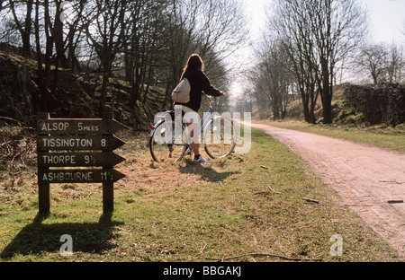 Ciclista femmina sul Tissington Trail, Derbyshire, 'Peak District', Inghilterra, "Gran Bretagna" Foto Stock