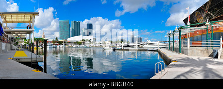 Vista su American Airlines Arena e lo skyline da Bayside Mall in Miami Florida, Stati Uniti d'America Foto Stock