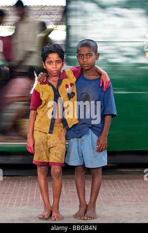 Senzatetto ragazzi di accattonaggio presso la stazione ferroviaria di Sealdah a Calcutta India Foto Stock