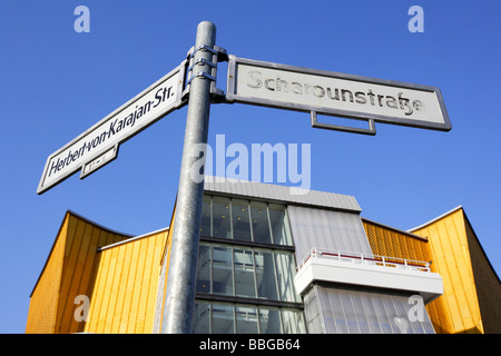 Cartello Herbert-von-Karajan-Strasse e Scharounstrasse, di fronte alla Sala della Musica da Camera nel Forum Culturale, Berlin Philhar Foto Stock