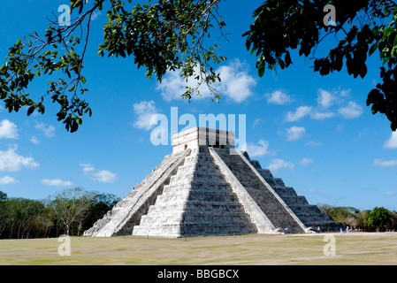 El Castillo, Kukulkan piramide a Chichen Itza, Yucatan, Messico, America Centrale Foto Stock