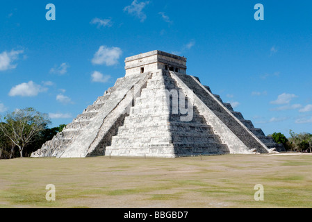 El Castillo, Kukulkan piramide a Chichen Itza, Yucatan, Messico, America Centrale Foto Stock