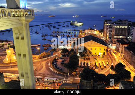 Vista della città bassa Cidade Baixa e sollevare Elevador Lacerda durante la notte, Salvador, Bahia, Sito Patrimonio Mondiale dell'UNESCO, Brasile, così Foto Stock