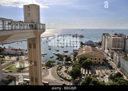 Vista della città bassa Cidade Baixa e sollevare Elevador Lacerda, Salvador, Bahia, Sito Patrimonio Mondiale dell'UNESCO, Brasile, Sud Ameri Foto Stock