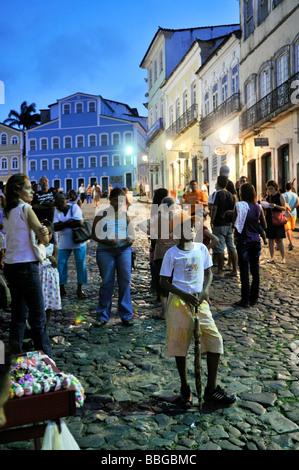 Largo do Pelourinho piazza nel centro storico della città di notte, Salvador, Bahia, Sito Patrimonio Mondiale dell'UNESCO, Brasile, Sud America Foto Stock