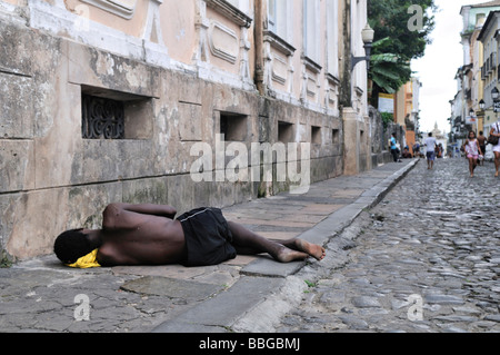 Senzatetto adolescente che dorme sul marciapiede, Salvador, Bahia, Sito Patrimonio Mondiale dell'UNESCO, Brasile, Sud America Foto Stock