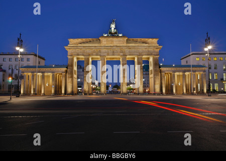 Porta di Brandeburgo da ovest al crepuscolo, Strasse des 17. Juni street e Platz des 18. Maerz square, Berlino, Germania, Europa Foto Stock