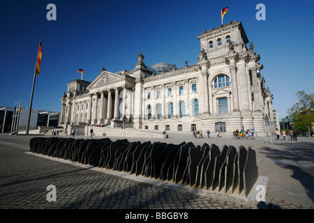 Il palazzo del Reichstag e il memoriale per i 96 membri del Parlamento assassinato durante il terzo impero, visto dalla sche Foto Stock