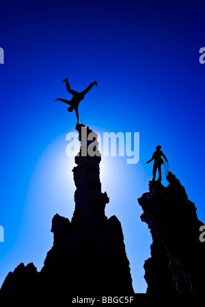 Rocciatore celebra con un handstand sul vertice. Foto Stock