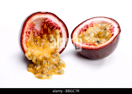 Frutti della passione tagliati a metà Foto Stock