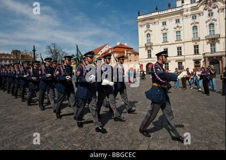 Cambio della Guardia a Piazza Hradcany, Praga, Repubblica Ceca, Europa Foto Stock