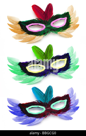 Tre parti colorate maschere viso disposti su sfondo bianco Foto Stock