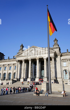 Bandiera presso il Palazzo del Reichstag a Berlino, Germania, Europa Foto Stock
