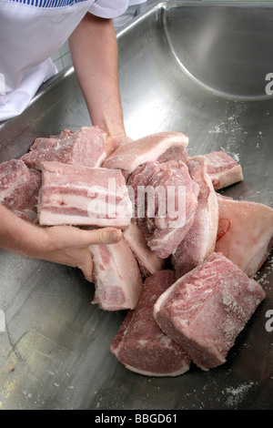 Produzione delle specialità bavaresi Schwarzgeraeuchertes, prosciutto affumicato in una macelleria Hengersberg in Baviera, Germania, Europa Foto Stock