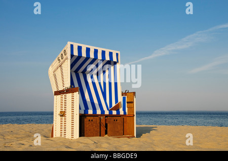 Sedia spiaggia nella luce della sera, isola di Sylt, Mare del Nord, Schleswig-Holstein, Germania, Europa Foto Stock