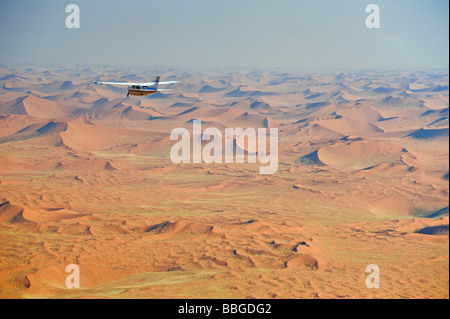 Visite turistiche volo sopra il deserto, fotografia aerea, Namibia, Africa Foto Stock