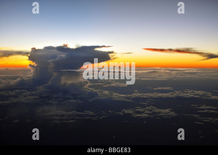 Vista da un aereo, tramonto e nuvole Foto Stock