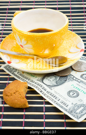 Tre dollari e 50 cent pagare per caffè e biscotti sul bambù panno della tabella Foto Stock