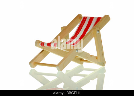 Il bianco e il rosso striato sdraio, immagine simbolica per le vacanze Foto Stock