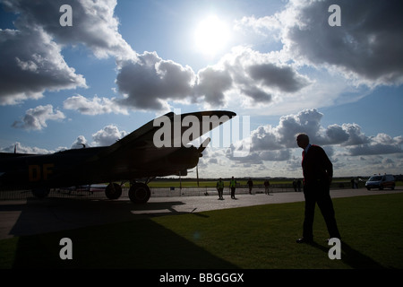 Imperial War Museum di Duxford Cambridge contenente una vastissima selezione di mondi aerei e anche una pista di atterraggio per aerei di lavoro, Inghilterra Foto Stock