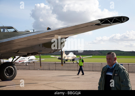 Imperial War Museum di Duxford Cambridge contenente una vastissima selezione di mondi aerei e anche una pista di atterraggio per aerei di lavoro, Inghilterra Foto Stock