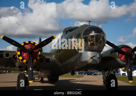 Imperial War Museum di Duxford Cambridge contenente una vastissima selezione di mondi aerei e anche una pista di atterraggio per aerei di lavoro, Inghilterra Foto Stock