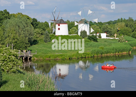 Mulini a vento e il lago al museo del mulino Gifhorn in Germania settentrionale Foto Stock