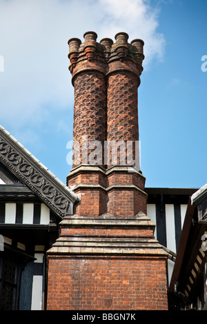 Chimnies su Bramall Hall. Bramhall, Stockport, Greater Manchester, Regno Unito. Foto Stock