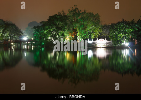 "Ngoc Son' isola del tempio e 'Hoan Kiem " Lago di notte, Hanoi, Vietnam Asia SE Foto Stock