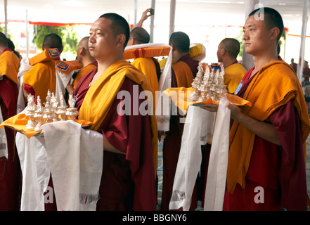 I monaci buddisti in attesa di benedizioni dal Dalai Lama Bylakuppe Karnataka India Foto Stock