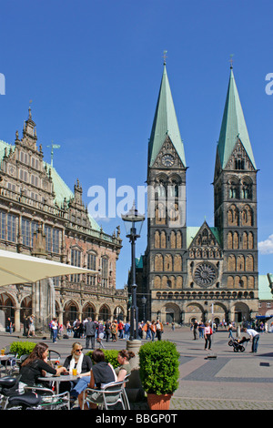 La piazza del mercato di Brema con il Municipio e la Cattedrale di St. Petri Foto Stock